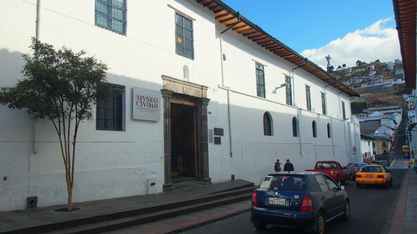 Quito, Pichincha / Ecuador - 16 agosto 2016: Veduta esterna del Museo de la Ciudad nel centro storico di Quito. Il centro storico è stato dichiarato dall'UNESCO primo Patrimonio Culturale nel 1978 — Foto Stock