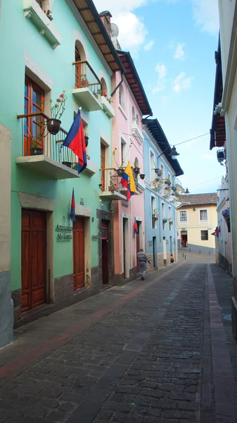 Quito, Pichincha / Ecuador - August 16 2016: View of the traditional street of Ronda in the historic centre of Quito. Исторический центр был объявлен ЮНЕСКО первым культурным наследием в 1978 году — стоковое фото