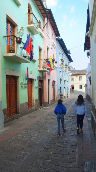 Quito, pichincha / ecuador - 16. August 2016: Blick auf die traditionelle Straße von Ronda im historischen Zentrum von quito. Das historische Zentrum wurde 1978 von der Unesco zum ersten Kulturerbe erklärt — Stockfoto