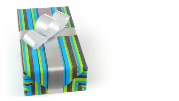 Geschenk mit grünem und blauem Geschenkpapier und Silberband — Stockfoto