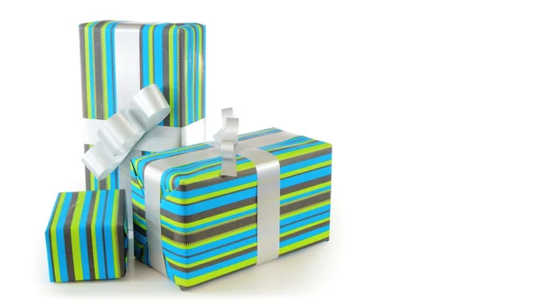 Группа подарков с зеленой и синей подарочной бумагой и серебряной лентой на белом фоне — стоковое фото