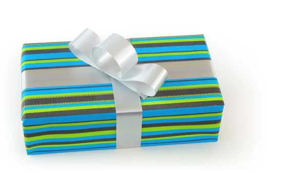 Δώρο με πράσινο και μπλε χαρτί δώρου και ασημένια κορδέλα — Φωτογραφία Αρχείου