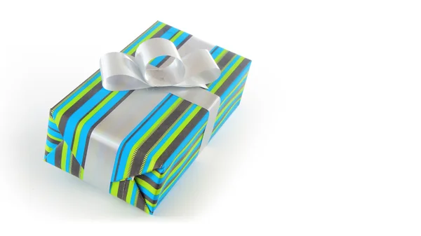 Ajándék zöld és kék ajándékpapírból és ezüstszalagból — Stock Fotó