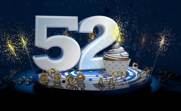 52歳の誕生日や記念日のための輝くろうそくを持つカップケーキは 濃い背景の火花でいっぱいの青いテーブルの上に黄色のストリーマーと白の大きな番号を持ちます 3Dイラスト — ストック写真