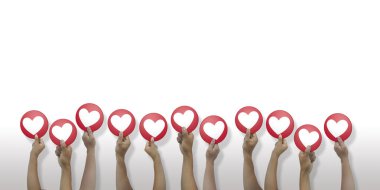 Aşağıdan 11 kollu Latin erkek ve kadının ellerinde beyaz arkaplanda yuvarlak kırmızı bir ikon tutarak geldiğini gördüm.