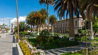Latacunga, Cotopaxi / Ekvador - 5 Haziran 2021: Güneşli bir günde Latacunga şehir merkezindeki San Francisco Park 'taki banklarda oturan insanlar