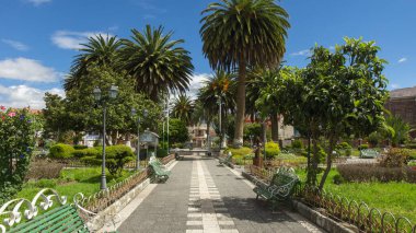 Salcedo, Cotopaxi / Ekvador - 5 Haziran 2021: Salcedo Central Park manzarası güneşli bir günde şehrin merkezindeki salgın yüzünden kapandı