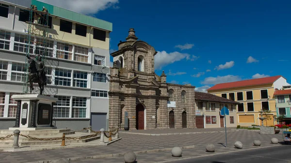 Latacunga Cotopaxi Equador Junho 2021 Pedreiros Trabalhando Fachada Colegio Salle — Fotografia de Stock