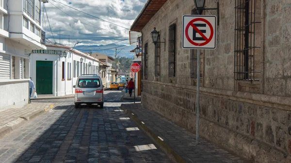 Latacunga Cotopaxi Ecuador Червня 2021 Люди Які Гуляють Старою Вулицею — стокове фото