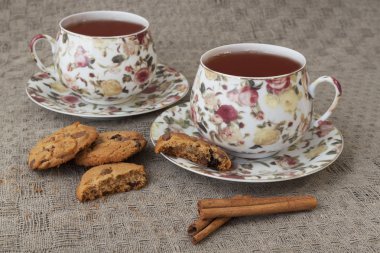 Çay kraker ve tarçın ile