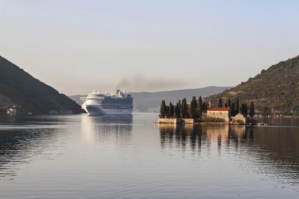 Cruise ship near island. Montenegro. Kotor — Stock Photo, Image