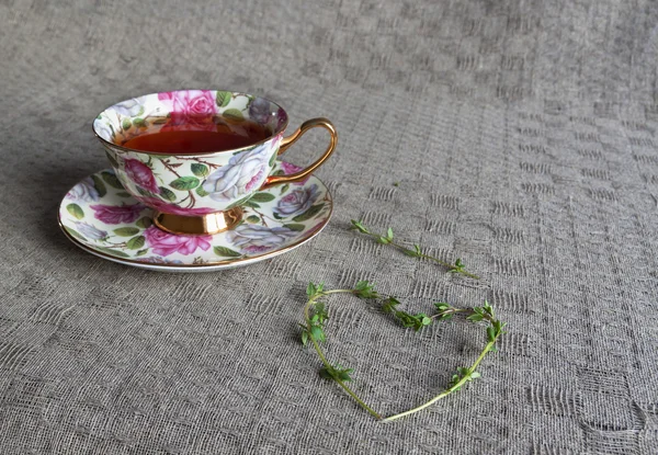 Taza de té de hierbas con corazón Tomillo — Foto de Stock