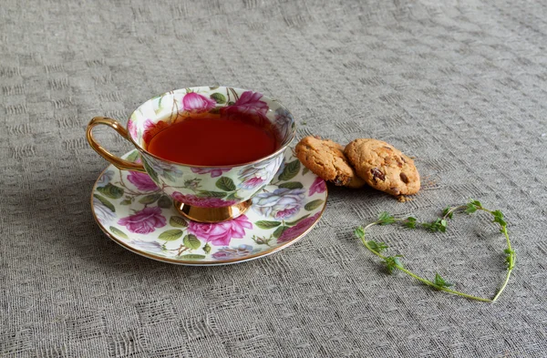 Copa de té witn galleta y corazón de tomillo — Foto de Stock