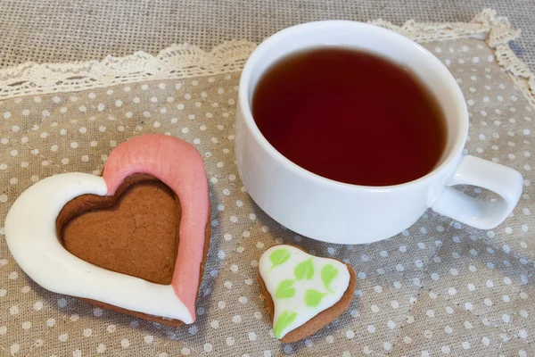 Taza de té con galletas en forma de corazón — Foto de Stock