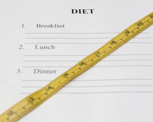 Papel com plano de dieta dia, caneta e fita métrica — Fotografia de Stock