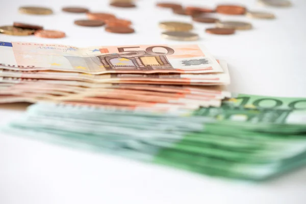 Billetes en euros con monedas en euros — Foto de Stock