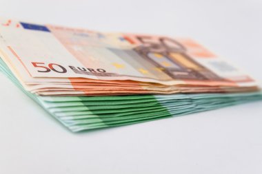Birçok 50 ile 100 euro banknot