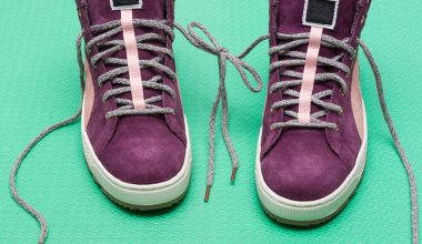 spor ayakkabı, yeşil arka plan üzerinde yay fron dizeleri