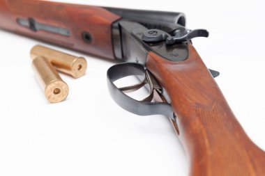 Double-barrelled av silah üzerinde beyaz izole mermi ile açıldı 