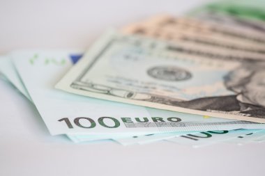  dolar ve euro banknot üzerinde beyaz