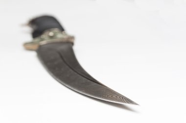 beyaz zemin üzerinde av bıçağı