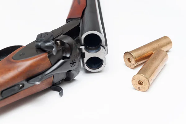 Av tüfeği ve mühimmat üzerinde beyaz bir parçası — Stok fotoğraf