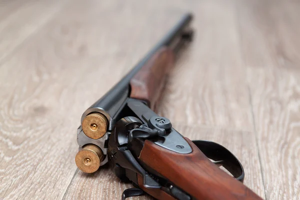 Pistola de caza retro con proyectiles de escopeta en madera —  Fotos de Stock