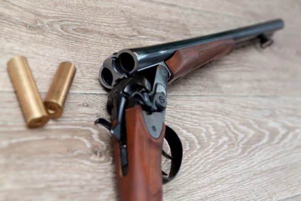 Duplo barril de caça rifle closeup em madeira — Fotografia de Stock