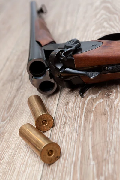 ahşap üzerinde iki kurşunla dubbelbarreled av tüfeği 