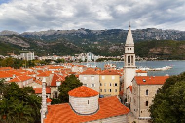Leyleklerin Budva eski şehirde, Karadağ.