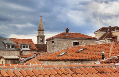 Kırmızı çatılar Budva eski şehirde, bulutlu gün Karadağ.