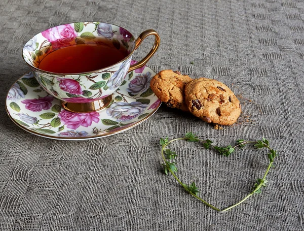 Taza de té con galletas y corazón de tomillo — Foto de Stock