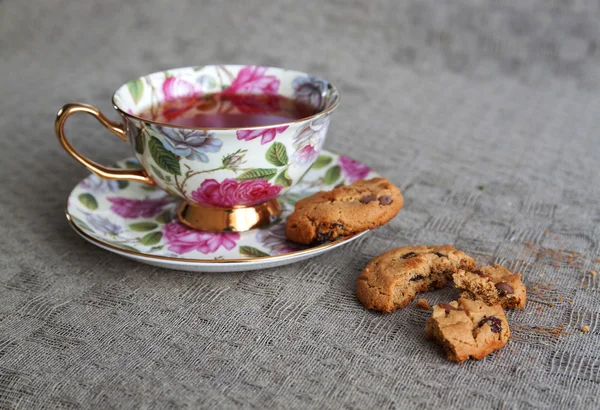 Taza de té con galletas en mantel — Foto de Stock