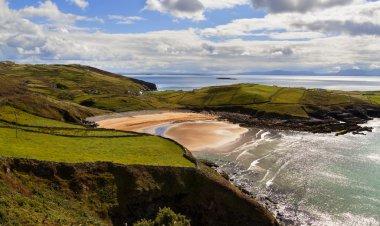 Okyanus uçurumları ve plaj sunne günde