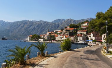 Kara, deniz ve evleri ile Coasline