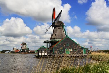 Onlara yakın kanal yel değirmenleri