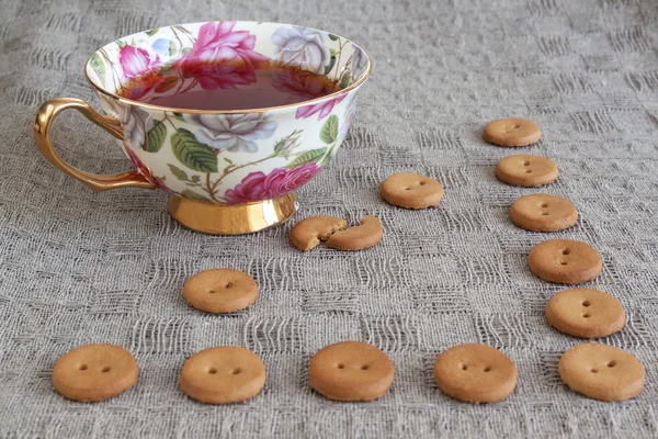 Copa de té witn galletas redondas en lino — Foto de Stock