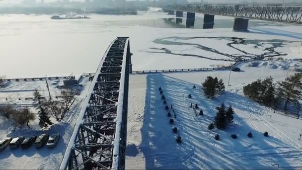 Політ над елементом мосту. літати над замерзлою річкою. Міст через річку — стокове відео