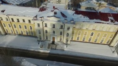 eski sarı bina üzerinde uçan. Mimarisi. uçuş. gün batımı saat