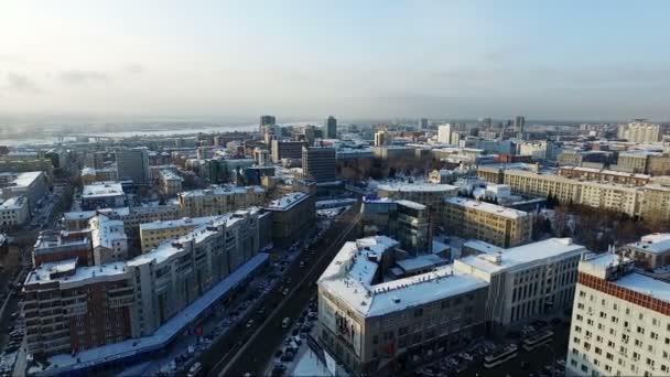 Полет над городом зимой. панорама города с воздуха — стоковое видео