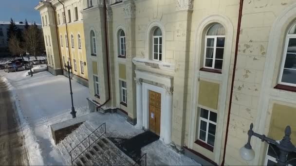 Flying over the old Yellow building. Architecture. flight. facade. porch — Stock Video