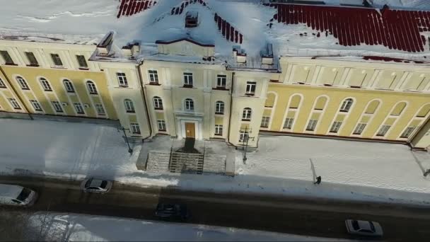 Survolant le vieux bâtiment jaune. L'architecture. vol. heure du coucher du soleil — Video