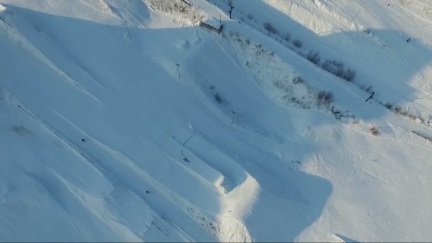 Flyg över snowboard park. språngbrädor — Stockvideo