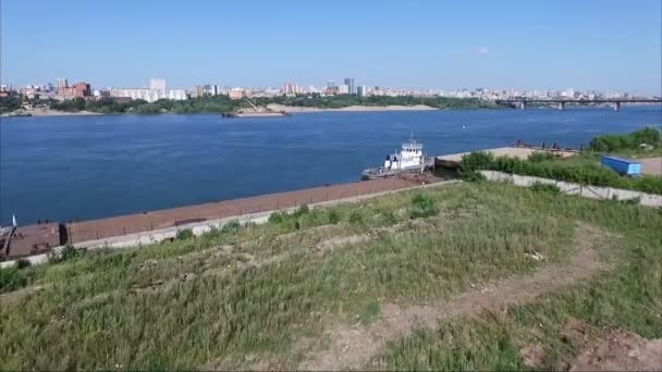 Volando sobre el río. Un barco en el río . — Vídeo de stock