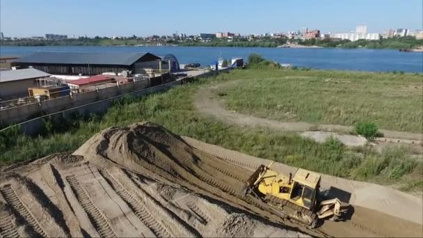 Sto sorvolando il cantiere. preparazione del terreno. Trattore tirare terra — Video Stock