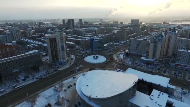 Vuelo sobre la ciudad en invierno. panorama de la ciudad desde el aire — Vídeo de stock