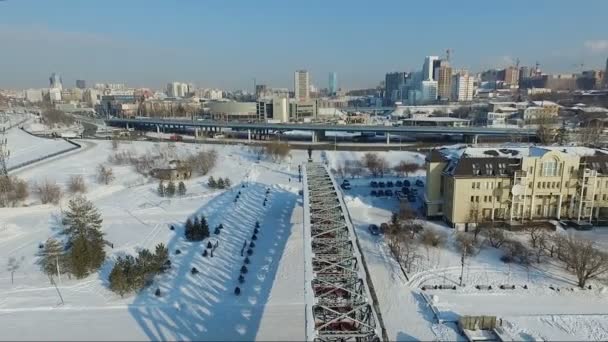 Vlucht over de brug-element. vliegen over de bevroren rivier. kade stad — Stockvideo