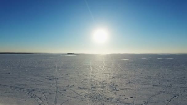 Flygande över det frusna havet. Solnedgång vid havet i vinter. — Stockvideo