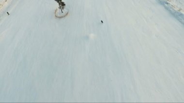 kayakçı üzerinde uçuş. Kayakçı bir yamaçta sürmek. Uçan Kayak vadede