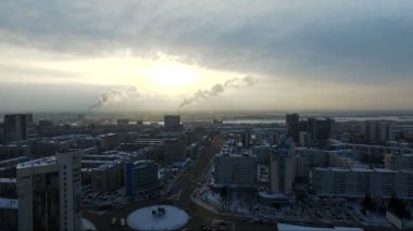 şehrin üzerinde kışın uçuş. Havadan şehir panoraması